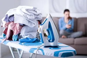 Trucul deștept care salvează hainele imposibil de călcat. Nici gospodinele pricepute nu-l știau. Ce trebuie să faci, de fapt