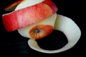A pus coji de mere pe calorifer și a descoperit un truc fantastic. Ce s-a întâmplat în câteva zile