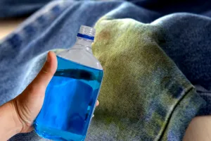 Cu ce se curăță petele de iarbă de pe haine. Metoda banală care le va face să arate ca noi
