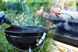 Ai curățat greșit grătarul până acum! Ce nu trebuie să faci niciodată înainte de a așeza carnea. Pericolul major
