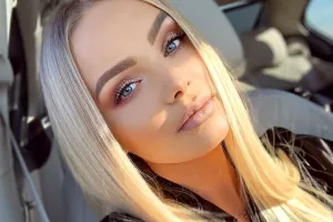 Cât costă rochia spectaculoasă purtată de Maria Constantin la petrecerea de nuntă: “Are diamante, e adusă din Paris”. Prețul incredibil