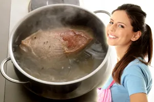 Ce să pui în apă ca să fiarbă carnea de găină mai repede. Doar câteva persoane știu trucul ăsta