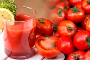Cel mai bun suc de roșii după rețeta bunicii. Ce să adaugi spre final pentru un gust desăvârșit