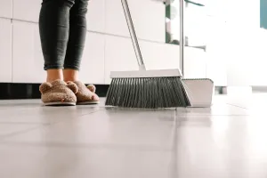 De ce să nu mături niciodată înspre ușile din casă. Greșeala uriașă pe care o fac multe gospodine