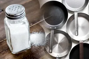 De ce să pui sare pe o tigaie arsă. Trucul fără de care nu te poți descurca în bucătărie