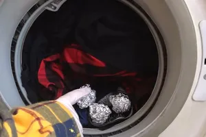 De ce să pui folie de aluminiu în mașina de spălat, de fapt. Detaliul pe care nu ți l-a spus nimeni până acum