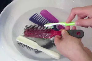 Uită de soluțiile din comerț. Amestecul simplu care curăță rapid peria de păr. Ai nevoie de doar două ingrediente din bucătărie