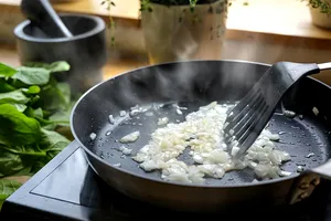 Ingredientul secret pe care să-l presari peste ceapă când o călești. Așa iese aurie și dă gust bun mâncării