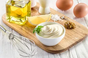 Secretul pentru cea mai bună maioneză de casă. Ingredientul care o face fină și pufoasă, cu această rețetă nu dai greș