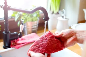 Nu mai spăla carnea înainte de a o găti. Bucătarii cu experiență desființează acest obicei al gospodinelor