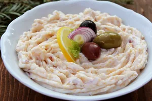 Trucul pentru ca salata de icre să nu se taie. Ce greșeală trebuie să eviți neapărat, secretul gospodinelor iscusite pentru un gust perfect