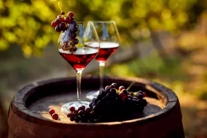 Sărbători, tradiții și superstiții în luna august. Ziua în care nu e bine să bei vin roșu sau să mănânci fructe rotunde