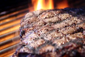 Ingredientul pe care să-l presari peste cărbuni, chiar înainte de a așeza carnea pe grătar. Așa va ieși friptura suculentă și delicioasă