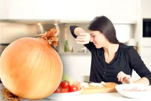 Cum să tai ceapa fără să plângi. Trucul simplu care te scapă de lacrimi