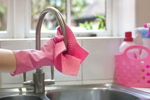 Ce să torni în chiuveta de la bucătărie pentru a o desfunda. Trucul simplu al specialistului care rezolvă problema instant 