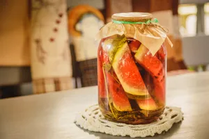 Secretul pentru cei mai gustoși pepeni murați. Ce să pui în zeama murăturilor ca să iasă crocanți