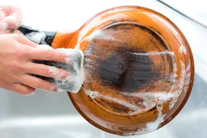 Cu ce se curăță arsura de pe tigăi. Amestecul eficient cu ingrediente banale care rezolvă problema instant