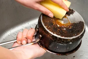 Ce să adaugi în detergentul de vase pentru o curățare în profunzime. Oalele și tigăile își vor recăpăta strălucirea cu acest truc