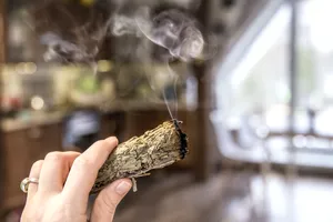 Locul din casă în care trebuie să arzi salvie și tămâie. Efectul e uimitor, vei proceda mereu așa