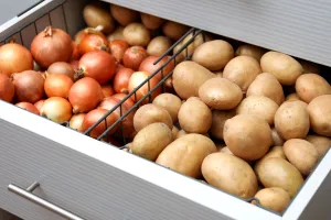 Nu mai ține ceapa lângă cartofi. Mulți români le depozitează greșit, de ce nu e recomandat să faci asta