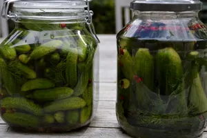 Secretul celor mai buni castraveți murați pentru salata de boeuf. În ce trebuie înveliți ca să aibă un gust special
