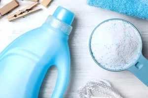 A amestecat drojdie cu detergent, apoi a spălat hainele. Ce a descoperit la final, trucul e fabulos