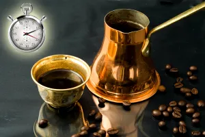 Când se adaugă cafeaua măcinată în ibric. Sigur greșești și tu, de asta își pierde aroma