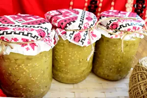 Ce adaugă la final gospodinele din Transilvania în borcanele cu vinete. Garantat țin toată iarna și nu prind mucegai