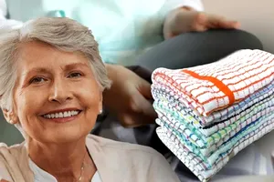 Cu ce se fierb prosoapele de bucătărie, de fapt. Trucul bunicii care elimină petele de grăsime și mirosul neplăcut