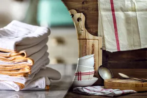 În ce să ții înmuiate prosoapele de bucătărie pentru a scăpa de pete și mirosul neplăcut. Vor arăta ca noi