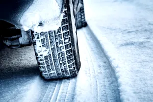 Ce amendă riscă șoferii, în 2023, dacă nu au cauciucuri de iarnă la mașină. Apare clar menționat în lege