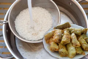 În câte ape se spală orezul pentru sarmalele de post. Doar așa ies gustoase ca la mama acasă