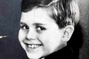 Îl recunoști? Băiețelul din imagine a devenit o mare vedetă. Apare și în pozele cu Prințesa Diana, nu este Regele Charles