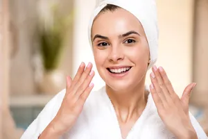 Cum poți să prepari acasă o cremă antirid pentru îngrijirea tenului. Ingredientele banale din bucătărie care fac minuni pentru chip