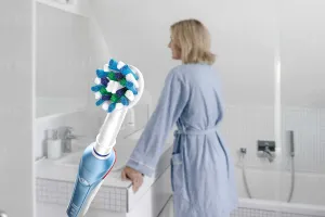 Cum se folosește corect periuța de dinți electrică. Greșelile pe care multă lume le face