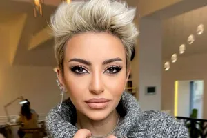 Giulia Anghelescu, ipostază incendiară. Fosta concurentă de la America Express a apărut doar în costum de baie în zăpadă. Imaginile au scăpat pe net