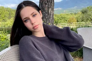 Prima imagine cu iubitul Violetei Bănică. Se sărută și radiază de fericire: „Te iubesc”