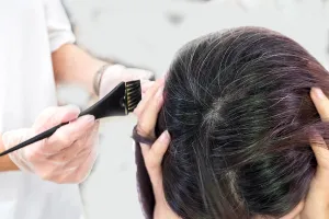 Cel mai bun mod de a ascunde firele albe fără a deteriora părul. Este tehnica ideală a hair styliștilor, vei atrage toate privirile cu acest look