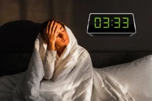 Te trezești la 3:33 noaptea? Ce semnifică de fapt această oră, conform numerologiei. Mesajul inedit pe care îl ascunde