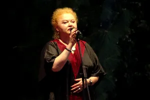 Detalii neștiute despre Narcisa Suciu. Ce îi place să facă în pauzele dintre concerte și care e povestea primei sale cărți: ”Era noaptea de Revelion” VIDEO EXCLUSIV