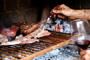 De ce să freci grătarul cu ceapă înainte de a pune carnea? Trucurile bucătarului pentru o friptură perfectă