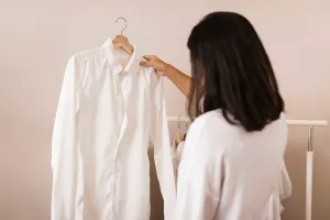 Cum redai albul hainelor tale. 3 metode care funcționează garantat