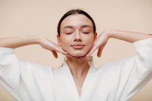 Cum să îți faci un masaj facial acasă. Tehnici simple pentru a stimula circulația și a reduce ridurile