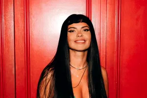Inna, ipostază incendiară în așternuturi. Cântăreața i-a înnebunit pe fani cu formele ei FOTO