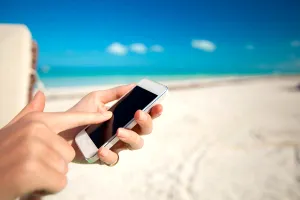 Inovație pe litoralul românesc. Descoperă plaja unde comanzi și plătești cu telefonul, direct de pe șezlong