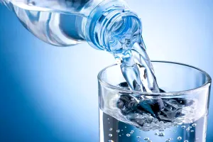 Motivul pentru care nu este bine să consumi apă minerală în exces. Specialiştii au spus clar