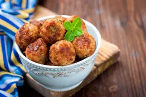 Așa îți ies cele mai pufoase chiftele. Ingredientul care schimbă întreaga rețetă