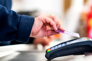 Motivul pentru care 30% dintre români nu folosesc carduri bancare