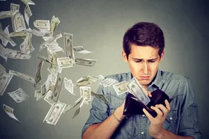 De unde tai cheltuielile, în perioadele de criză. Iată la ce poți să renunți pentru a rămâne cu bani în buzunar