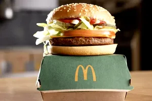 McDonald’s reintroduce unul dintre burgerii cei mai populari. Preparatul apare întâi în UK